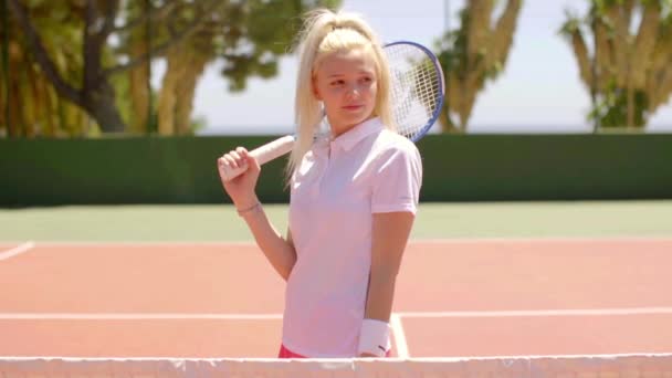 Frau posiert mit Tennisschläger vor Gericht — Stockvideo