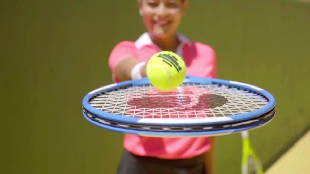 Vrouw met tennisbal en racket in court — Stockvideo