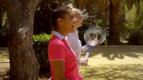 Filles marcher et parler les uns avec les autres — Video