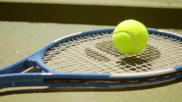 Tennis-apparatuur liggend op grond — Stockvideo