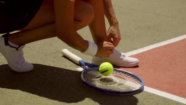 Mujer usando zapatos deportivos — Vídeos de Stock