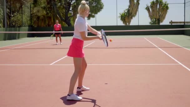 Kvinnliga vänner spela tennis — Stockvideo