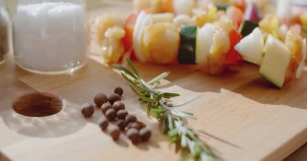 Смачні овочі на паличках — стокове відео