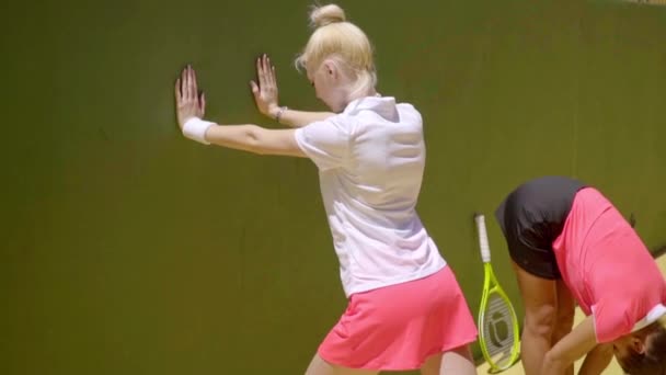 Γυναίκες streching στο γήπεδο τένις — Αρχείο Βίντεο