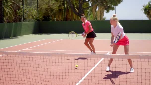 Freundinnen spielen Tennis — Stockvideo