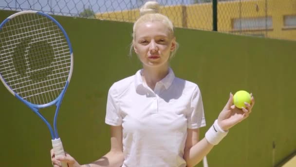 Woman posing with tennis racket at court — Stock Video