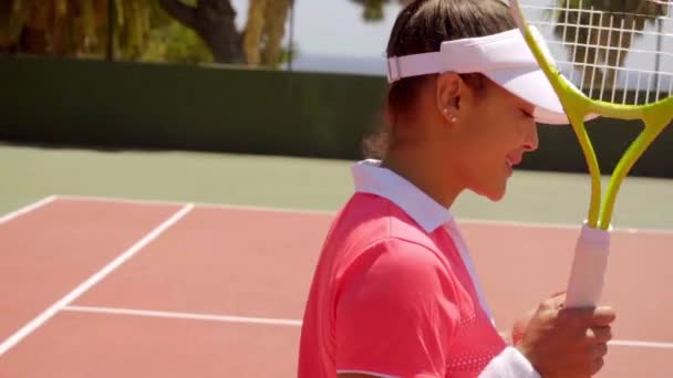 Kadın tenis top ve raket Mahkemesi — Stok video