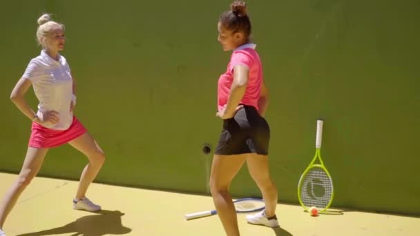 Mujeres esparciéndose en cancha de tenis — Vídeos de Stock