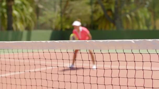 Kvinna poserar med tennisracket på domstolen — Stockvideo