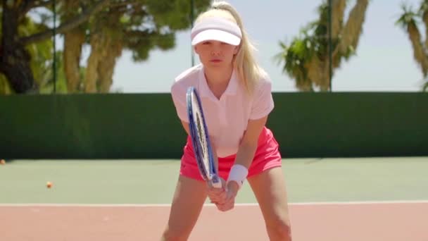 Женщина играет в теннис на корте — стоковое видео