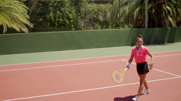 Mulher no esporte desgaste jogar tênis — Vídeo de Stock