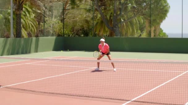 Mulher no esporte desgaste jogar tênis — Vídeo de Stock