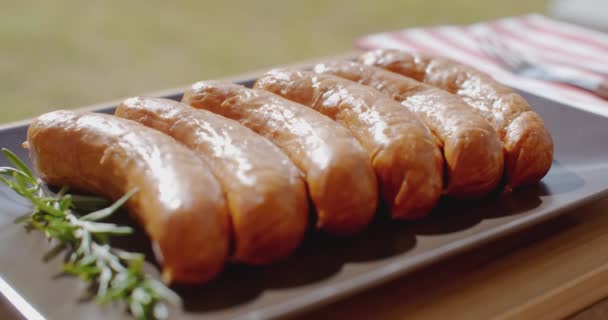 Saucisses grillées sur planche de bois — Video