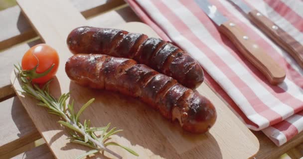 Grilled sausages on wooden board — Stock Video