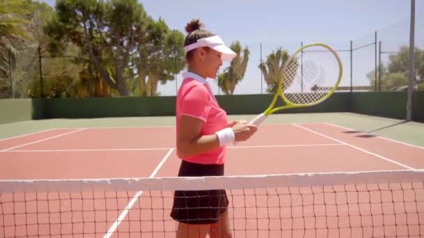 Mujer con pelota de tenis y raqueta en la pista — Vídeos de Stock