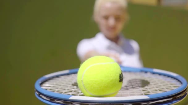 Mujer posando con raqueta de tenis en la corte — Vídeo de stock