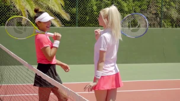 Mulheres em roupas esportivas posando na quadra de tênis — Vídeo de Stock