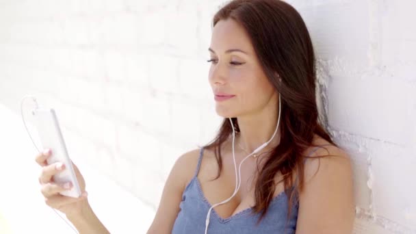 Mulher ouvindo música no telefone — Vídeo de Stock