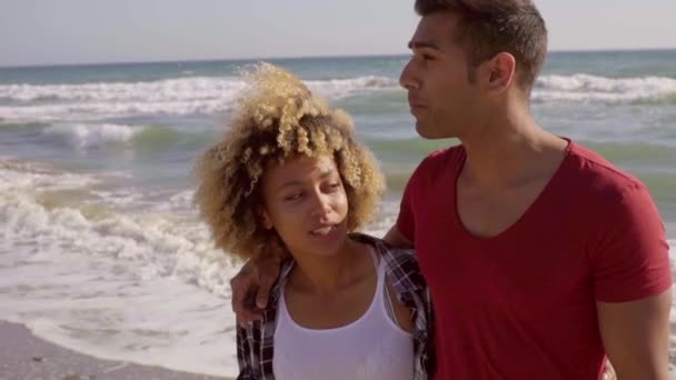 Романтична пара, що йде на пляжі — стокове відео