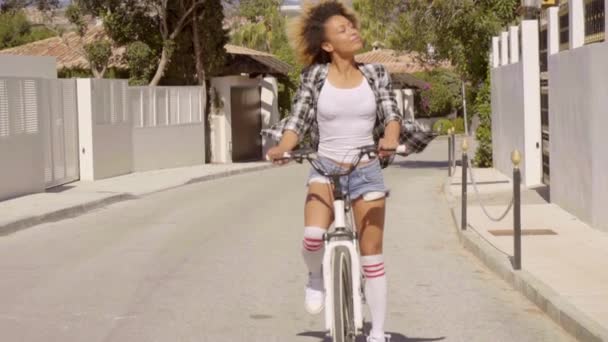 Donna in bicicletta in strada — Video Stock