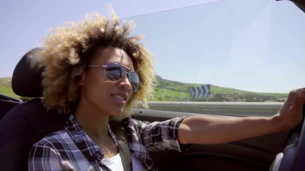 Mujer conduciendo en coche con techo abierto — Vídeo de stock