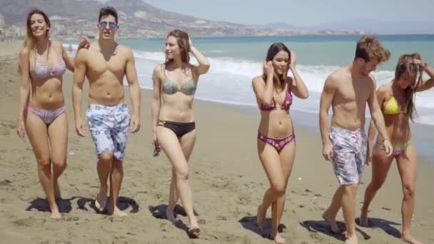 Teenagers walking on beach and having fun — Stock Video