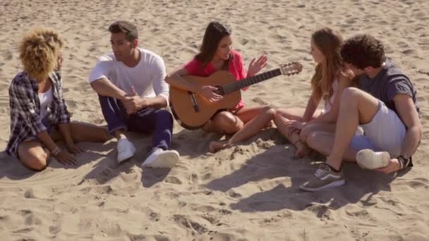 Menina bonita tocando guitarra para amigos — Vídeo de Stock