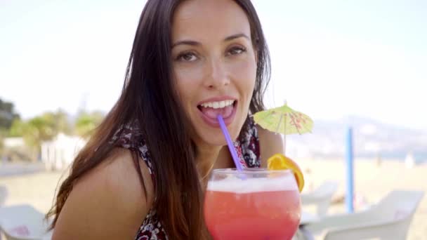 Kvinnan dricka färska cocktail — Stockvideo