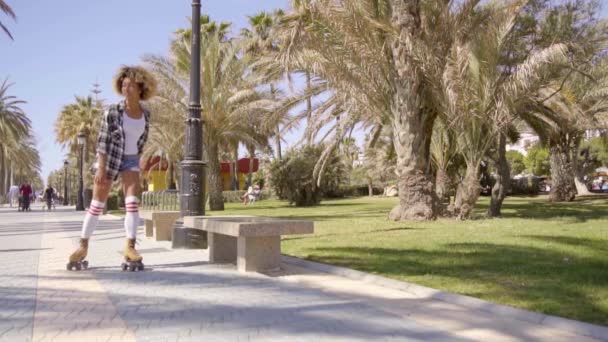 Gelukkige vrouw skateboarden op park — Stockvideo