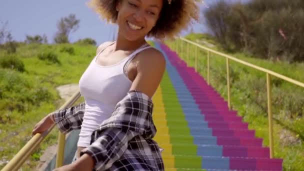 Mulher se divertindo em escadas coloridas — Vídeo de Stock