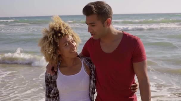 Couple romantique marchant sur la plage — Video