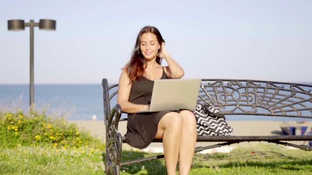 Mulher trabalhando no computador portátil — Vídeo de Stock