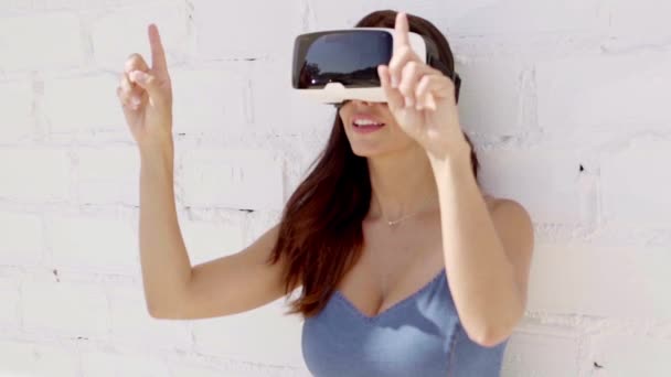 Mujer usando realidad virtual — Vídeo de stock
