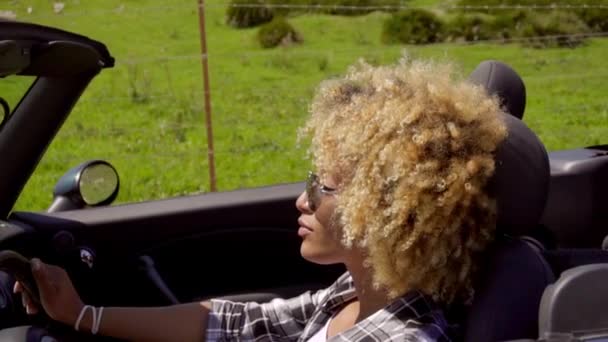 Женщина за рулем автомобиля с открытой крышей — стоковое видео