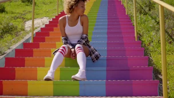 Frau amüsiert sich auf bunten Treppen — Stockvideo