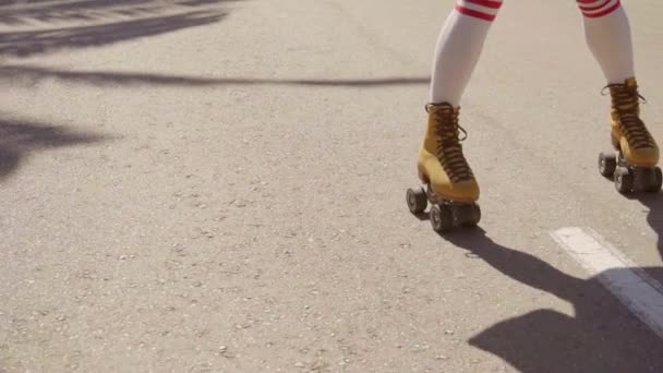 Femme heureuse patinant dans la rue — Video