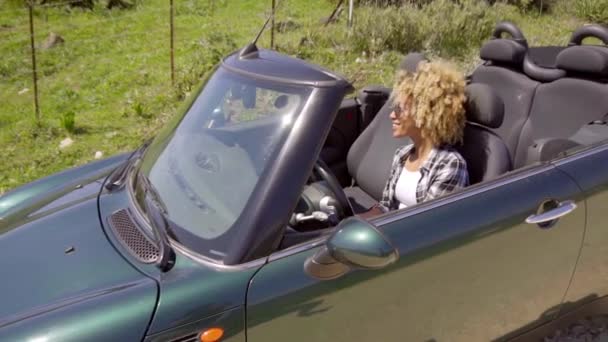 Mujer conduciendo en coche con techo abierto — Vídeos de Stock