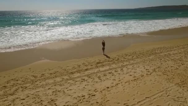 Γυναίκα το περπάτημα και τη διασκέδαση στην παραλία — Αρχείο Βίντεο