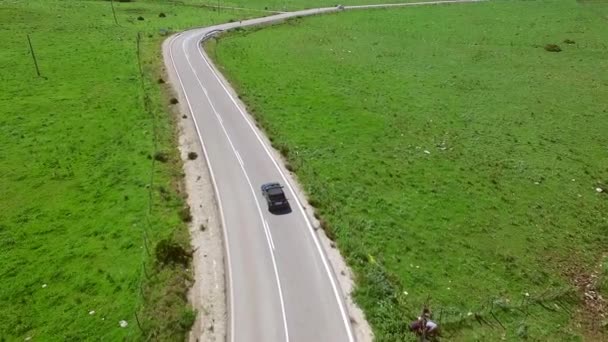 Route avec voiture de conduite — Video