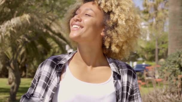 Woman looking around in park — Stock Video