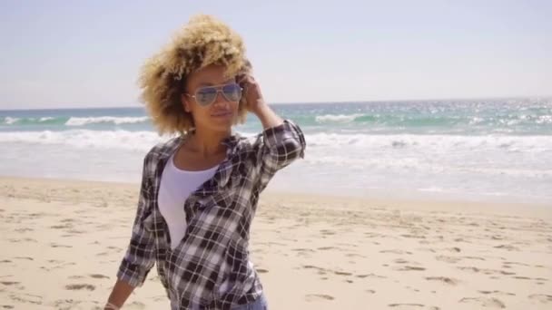 Mujer bonita caminando en la playa — Vídeos de Stock