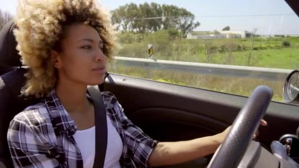 Жінка за кермом в машині з відкритим дахом — стокове відео