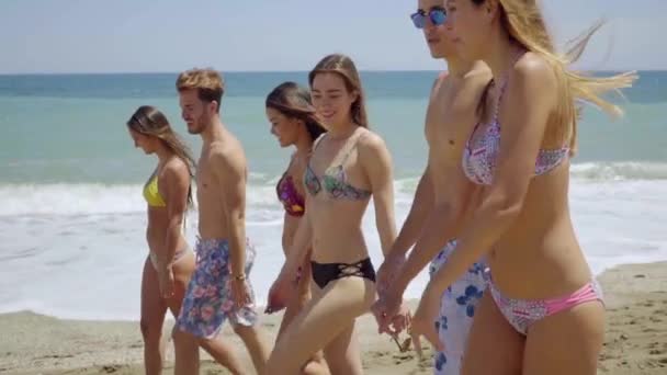 Sahilde yürüyüş ve having fun gençler — Stok video