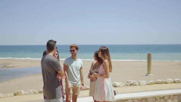 Tonåringar står vid urban strandpromenaden — Stockvideo
