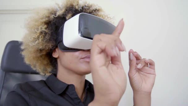 女商人在虚拟现实中工作 — 图库视频影像
