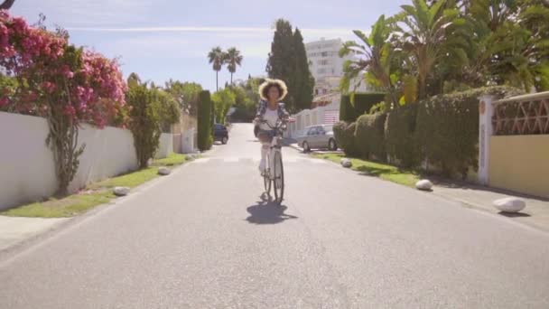 Frau fährt mit Fahrrad auf Straße — Stockvideo