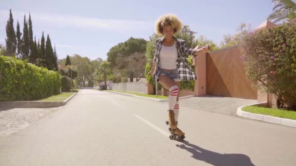 Femme patinant à travers la route du village — Video