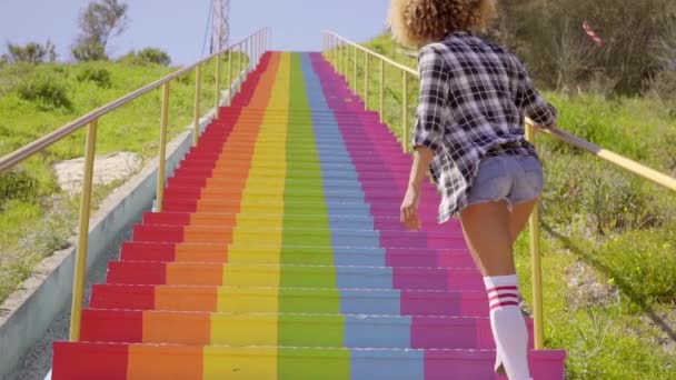 Mujer divirtiéndose en escaleras coloridas — Vídeos de Stock