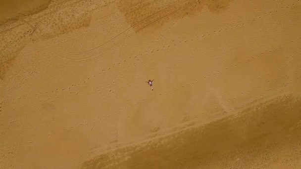 Mulher deitada de costas na praia — Vídeo de Stock