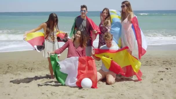 Personnes posant avec des drapeaux de pays — Video